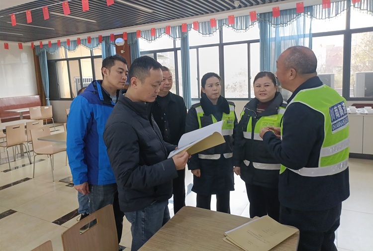 1.14【網(wǎng)站】川南公司副總經(jīng)理葉建到宜賓管理中心開展春運春節(jié)前包保督導(dǎo)檢查 (3) - 副本.jpg