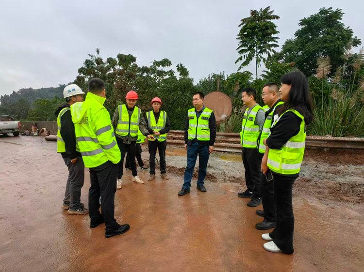 20251029川西公司黨委書記、董事長劉小剛到渝蓉公司督導(dǎo)檢查應(yīng)急搶險及安全保暢工作2_副本.jpg