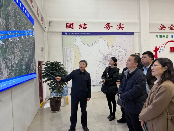 1.8+收費管理部+陜西省交通運輸廳綜合規(guī)劃處趙建勛處長一行赴成德南公司調(diào)研指導(dǎo)路網(wǎng)運行感知與應(yīng)急響應(yīng)工作(1).jpg